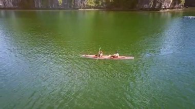 masmavi körfezde iki kayık içinde yelken