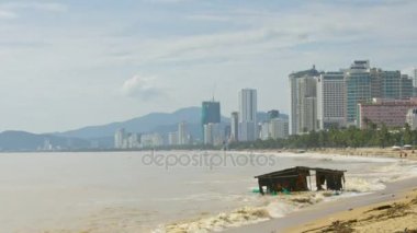 Okyanus dalgaları tayfun etkileyici şehir manzarası karşı yıkıcı sonra harap yüzen ev dinlenirken deniz plaj tarafından yıkama