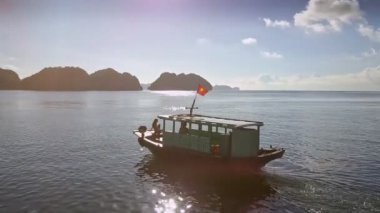 iki sakin koyda yelken tekne içinde