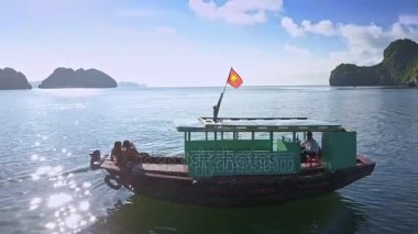 iki sakin koyda yelken tekne içinde