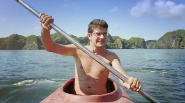 adam satır okyanus koyda kayık 