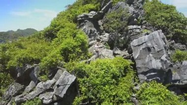 büyük kayaların üzerinde poz güzel kız