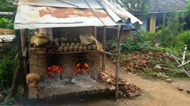 alevler hazır toprak çanak çömlek kırsalında yazmak için tasarlanmış eski tuğla fırın içinde ateş