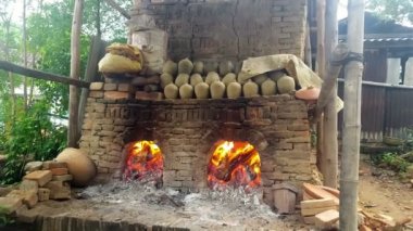 closeup yakacak odun ile özel eski tuğla fırın toprak çanak çömlek ve tencere rafta kuru için de parlak alev yakar