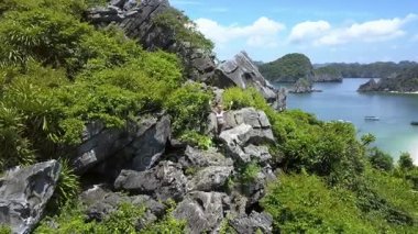 Kız sallanan eller arasında uçurumlar 