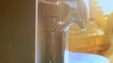 Mutfakta mavi masa örtüsü üzerinde siyah modern kahve makinesi kırmızı havlu konumu olan makro kişi mendil