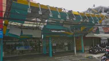 Nha Trang/Vietnam - 05 Kasım 2017: büyük çadır kırık çatı bina asılı Damrey kasırga üzerinde 05 Kasım Nha Trang içinde bulutlu gökyüzü karşı acele sonucu olarak elektrik telleri üzerinde