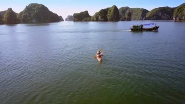 okyanus turistlere tekne ve kayık ile defne
