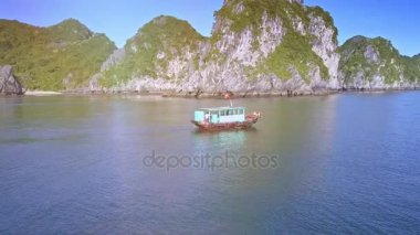 Vietnam - Ağustos 2017: kız sakin koyda yelkenli tekne