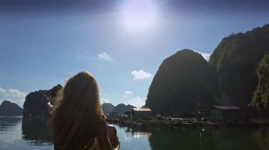 Yüzen ada arka görünümü kız teknede köyü ile defne