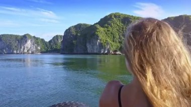 muhteşem panoramik ön plan üzerinde mavi gökyüzü ve arka kız görünümü karşı sakin defne ve yeşil uçurumlar