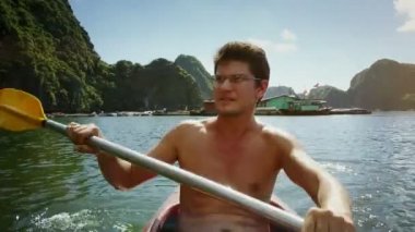 adam satır okyanus koyda kayık 