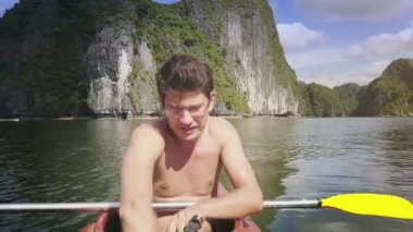 adam kayık içinde iphone kapalı alır