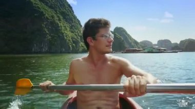 adam satır okyanus koyda kayık 