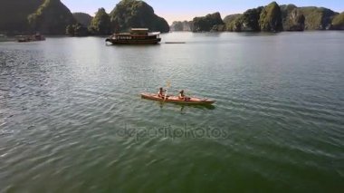 okyanus turistlere tekne ve kayık ile defne