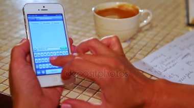 Kiev/Ukrayna - 07 Aralık 2015: Tatlı kız mutfak beyaz fincan kahve tabloda ve arka plan mektupta, 07 Aralık oturmak Kiev'de akıllı metin türleri