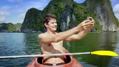 adam selfie kayık içinde yapar.