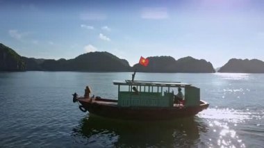 iki sakin koyda yelken tekne içinde