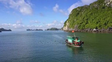 Vietnam - Ağustos 2017: yelken masmavi defne turizm tekne geçişlerindeki dron sarışın kız adam oturup tekne sınırsız okyanus adasına gökyüzü altında tarafından