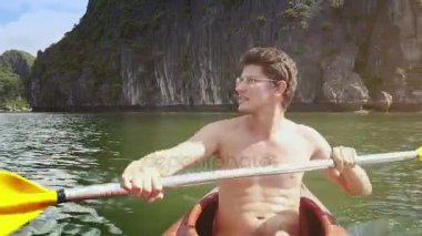 adam satır okyanus koyda kayık 