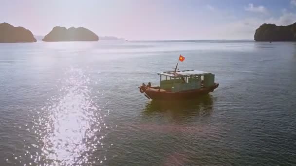 VIETNAM - AGOSTO 2017: menina em barco navegando na baía tranquila — Vídeo de Stock