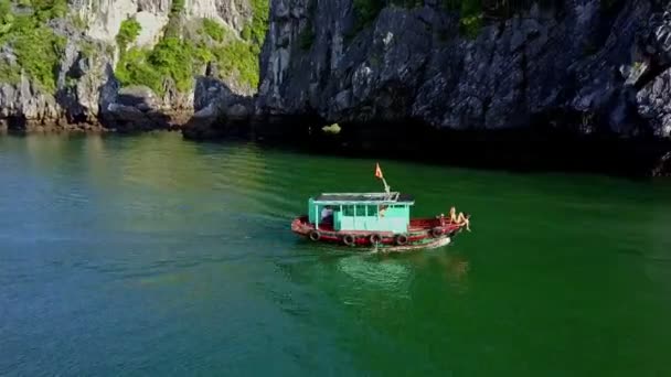 Turystyczna łodzi pływających w spokojnej zatoce — Wideo stockowe