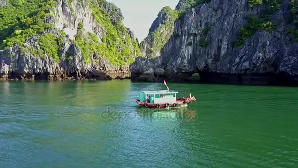 Bateau de tourisme naviguant dans la baie tranquille — Video