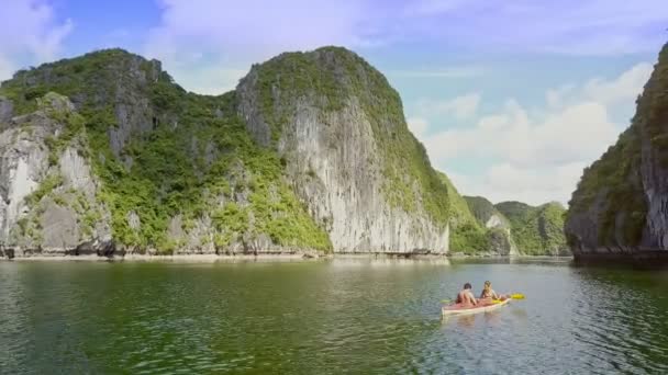 Couple en kayak navigue dans la baie de l'océan — Video