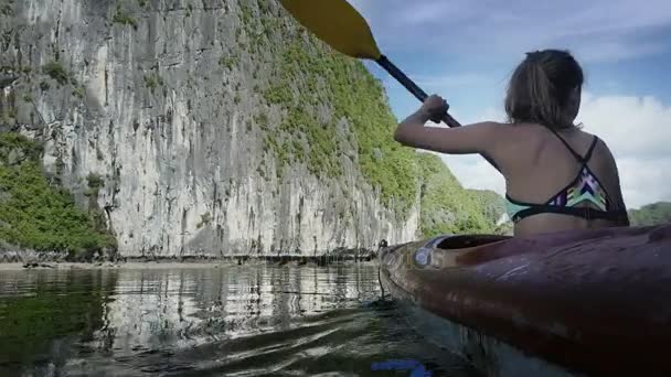 Женщина плавает на каяке в океане — стоковое видео