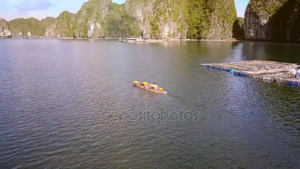 Coppia in kayak naviga sulla baia azzurra — Video Stock