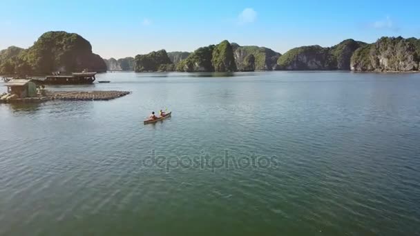 Baía oceânica com turistas barco e caiaque — Vídeo de Stock