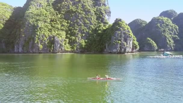 Pareja en kayak velas en bahía azul — Vídeo de stock