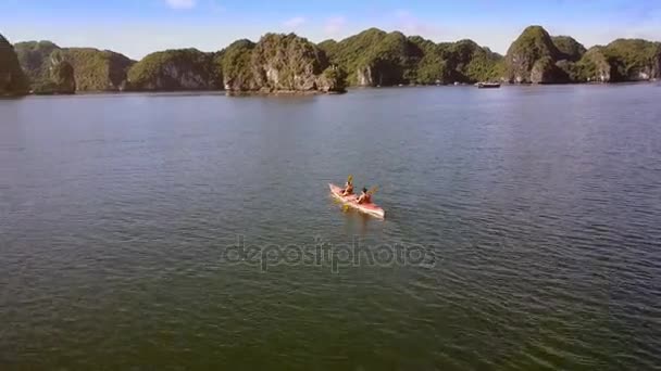 Bahía del océano con los turistas barco y kayak — Vídeo de stock