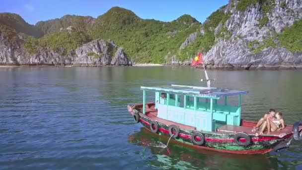 Coppia in barca a vela nella baia tranquilla — Video Stock