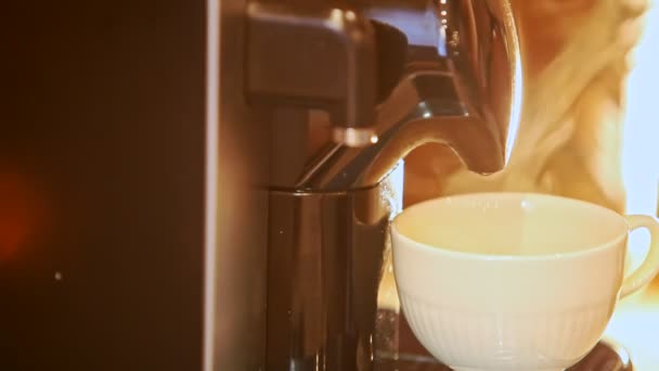 Makro Wunderbar Heißen Kaffee Strömt Aus Der Modernen Kaffeemaschine Weiße — Stockvideo