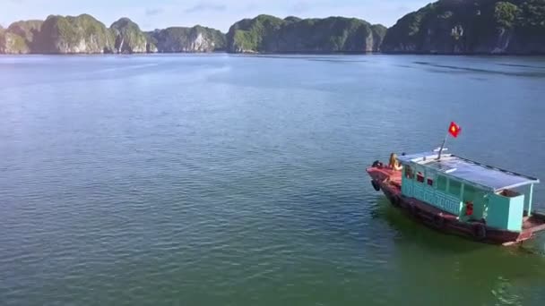 Vietnam Augustus 2017 Flycam Beweegt Zeilboot Met Rode Vlag Looien — Stockvideo