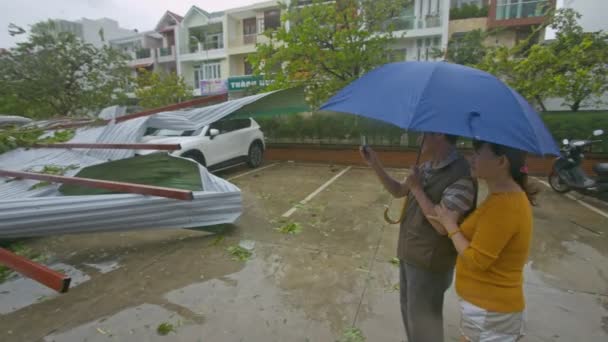 Нхатранг Вьетнам Ноября 2017 Местные Жители Голубым Зонтиком Фотографируют Разбитые — стоковое видео