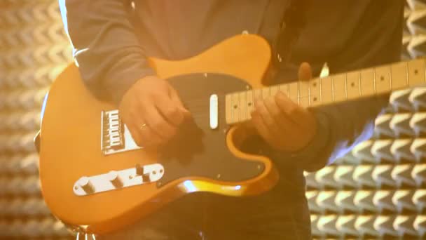 Closeup Cara Camisa Azul Profissionalmente Toca Rock Guitarra Elétrica Palco — Vídeo de Stock