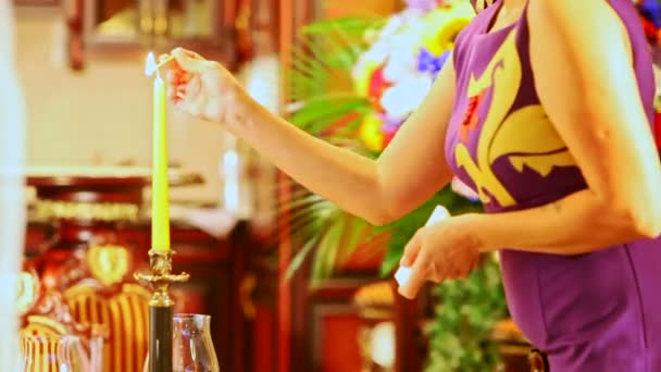 Fények Gyertyafényes Vacsorára Romantikus Hangulatot Létrehozásához Kap Szép Nagy Virág — Stock videók