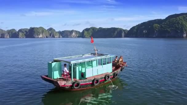 Couple en bateau naviguant dans une baie tranquille — Video