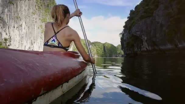 Mujer filas de kayak en la bahía del océano — Vídeos de Stock