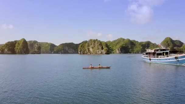 Couple en kayak navigue sur la baie azur et bateau — Video