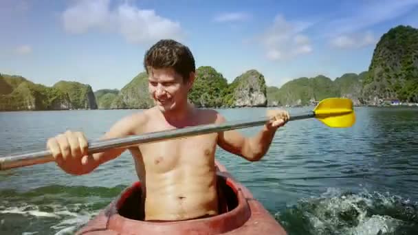 Hombre filas kayak en la bahía del océano — Vídeo de stock