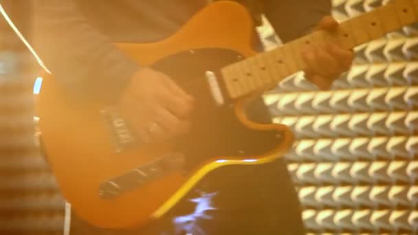 Gros Plan Homme Veste Cuir Joue Professionnellement Guitare Électrique Sur — Video