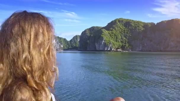 Fantástico Panorama Famoso Bahía Azul Grandes Acantilados Contra Cielo Azul — Vídeo de stock