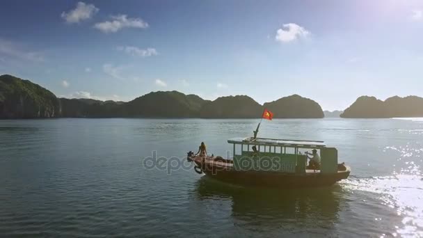 Meisje in de boot varen in rustige baai — Stockvideo