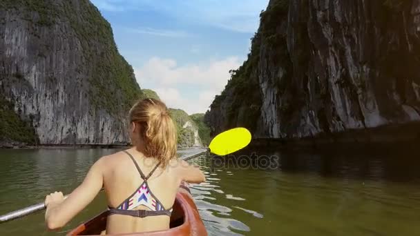 Mujer filas de kayak en la bahía del océano — Vídeo de stock