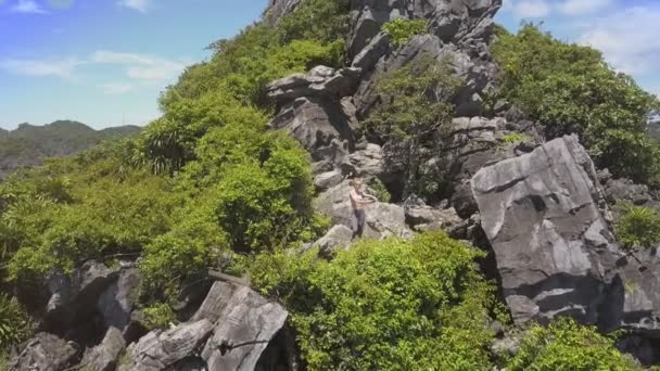 Berg met tropische planten en meisje selfie maken — Stockvideo