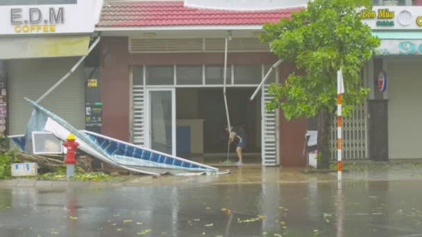 Nhatrang Vietnam November 2017 Helyi Ember Vonul Elárasztott Épület Bejárati — Stock videók