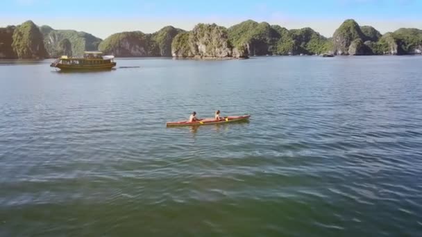 Bahía del océano con los turistas barco y kayak — Vídeos de Stock